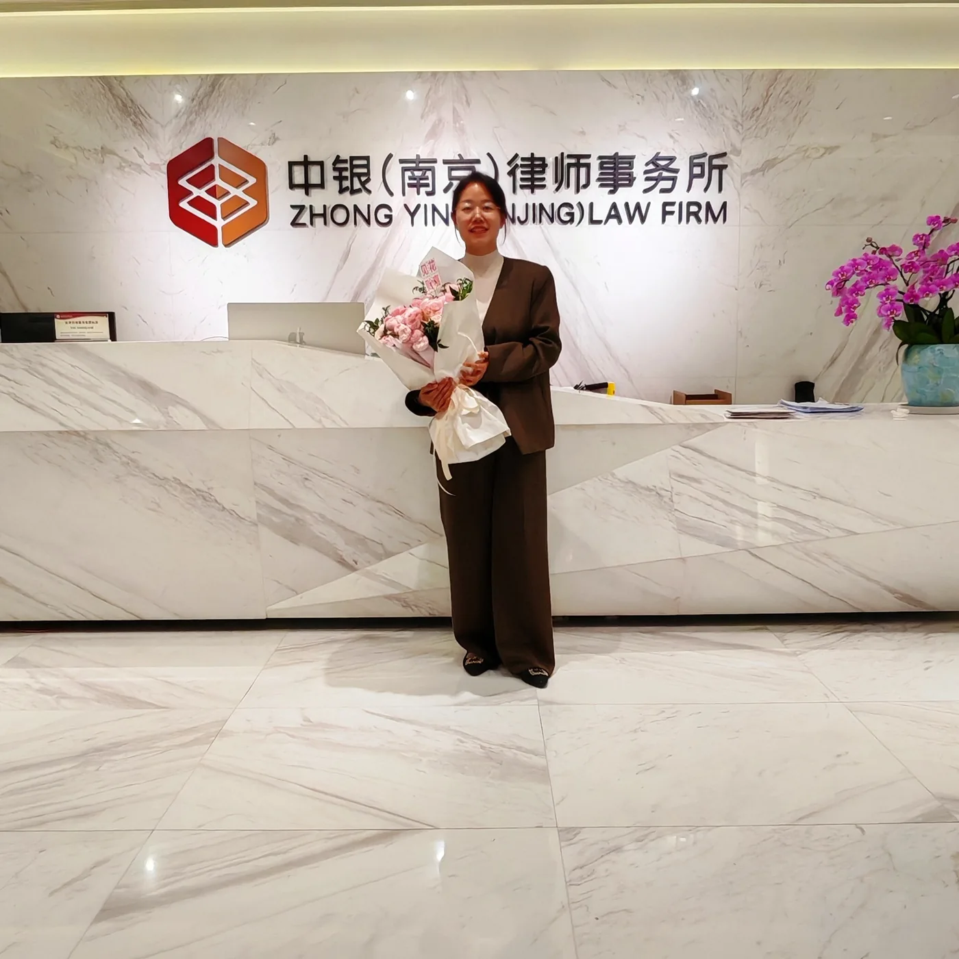王正香律师在北京中银（南京）律师事务所展示当事人所赠锦旗
